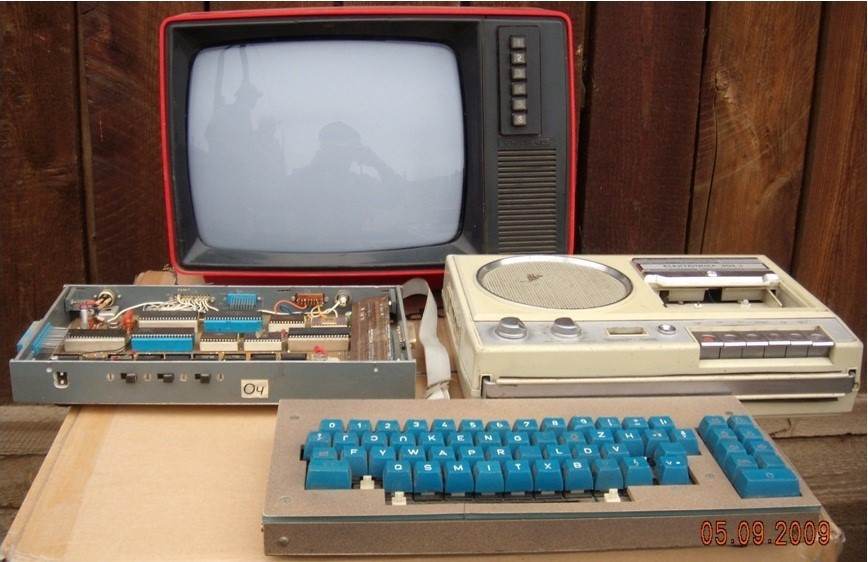 Description: Микрокомпьютер “Оч”. Дисплейн оронд “Юность” нэртэй жижиг телевизор, HDD-ийн оронд дууны кассет ашиглав. Гар, процессор, процессорын хавтан зэргийг өөрсдөө хийсэн.